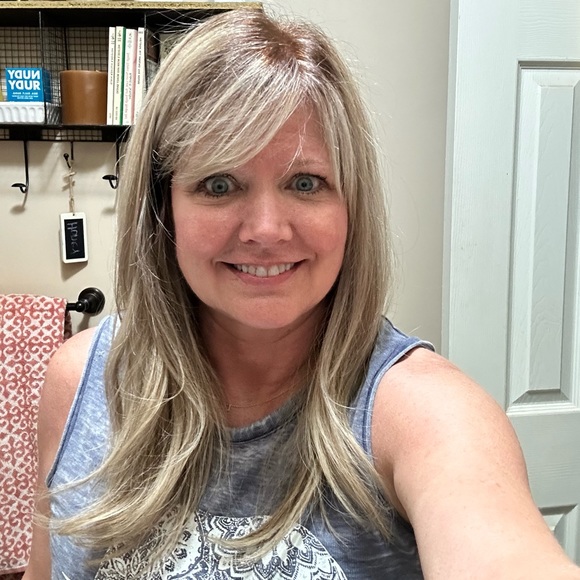 Meet your Posher, Lindsey - Picture 3 of 3